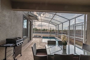Spacious Luxury Villa near Disney. Enjoy your own private pool, game room and access to two nearby waterparks. Perfect for families and groups. Just minutes from Disney World. Child friendly house. Ideal for babies and toddlers.