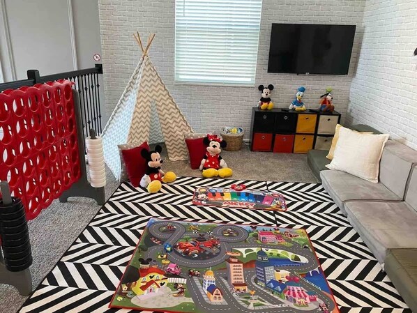Spacious Luxury Villa near Disney. Enjoy your own private pool, game room and access to two nearby waterparks. Perfect for families and groups. Just minutes from Disney World. Child friendly house. Ideal for babies and toddlers. 