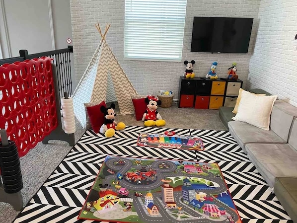 Spacious Luxury Villa near Disney. Enjoy your own private pool, game room and access to two nearby waterparks. Perfect for families and groups. Just minutes from Disney World. Child friendly house. Ideal for babies and toddlers.