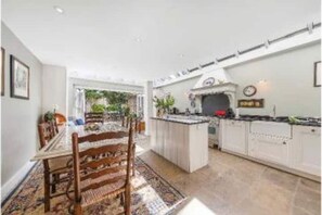 Eat-in kitchen