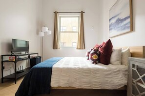 Indulge in tranquility in the master bedroom with a queen bed. Serene ambiance, tasteful decor, and all the amenities for a comfortable stay. Wake up refreshed and ready to explore Birmingham. Your perfect getaway awaits!