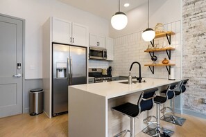 The fully equipped kitchen has all the essentials!