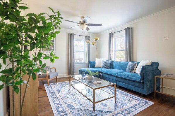 Welcome to Crestwood Bloom! A vibrant, cozy home with colorful charm and group-friendly vibes.