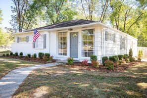 Enjoy your stay in Birmingham in this cozy space to unwind after a busy day whether it is work or play. This home is centrally located in Crestline Park. Reach out to us for our personalized concierge services and handpicked local experiences. 