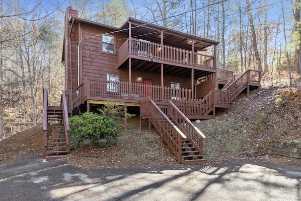 Welcome to Sevierville!! Grab a front row seat to breathtaking sunsets from the cabin's porch