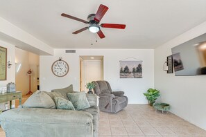 Living Room | Free WiFi | Smart TV | 1st Floor