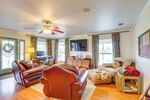 Den | Smart TV | Free WiFi | Central A/C & Heating