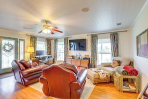 Den | Smart TV | Free WiFi | Central A/C & Heating