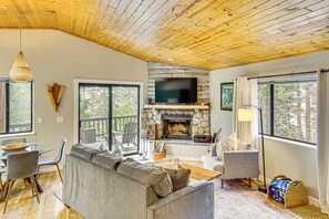 Living Room | Lower Level | Queen Sleeper Sofa | Smart TV | Fireplace