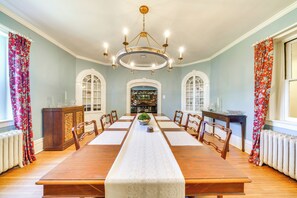 Dining Room | Board Games | 3 Workstations | Free WiFi | Central A/C