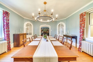Dining Room | Board Games | 3 Workstations | Free WiFi | Central A/C