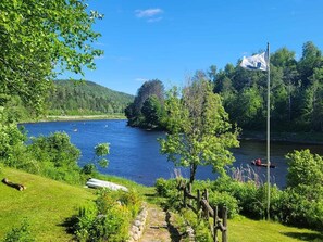 Vue d'd'été sur la rivière avec canot