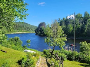 Vue d'd'été sur la rivière avec canot
