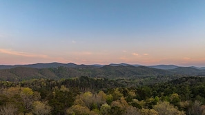Golden-hour mountain views like this are what getaway dreams are made of — still, quiet, and breathtakingly wide open.