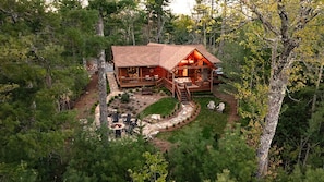 This mountain escape has all the charm you’re dreaming of — surrounded by trees, mountain views, and a peaceful vibe that feels a world away from it all.