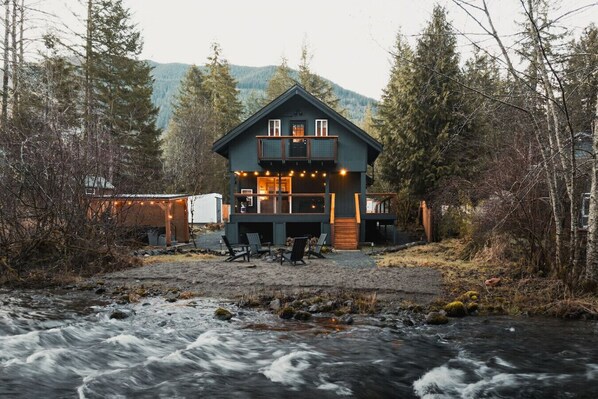 Creekfront Cabin w/ Firepit, Hot Tub & BBQ—perfect for hikers & romantic getaways. Roast s’mores, stargaze, & unwind to the sound of the river & falls. Relax after trail days or cozy up for a peaceful night by the fire.