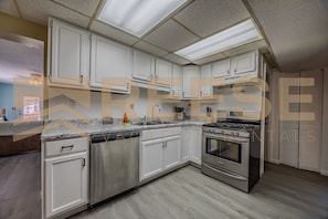 Downstairs Kitchen (1)