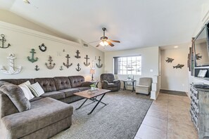 Living Room | Smart TV | Free WiFi | Single-Story Home
