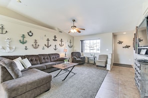 Living Room | Smart TV | Free WiFi | Single-Story Home