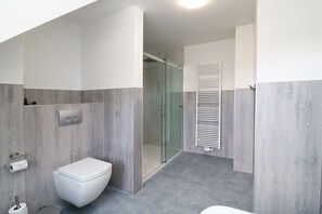 Typisches Bad mit Dusche und WC