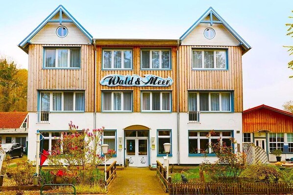 Hotel Wald und Meer mit vielen Ferienzimmern, Ferienwohnungen und süßen Kojen für eine Belegung von 2-6 Personen