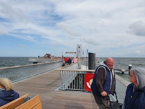 Am Strand und auf der neuen Seebrücke von Koserow