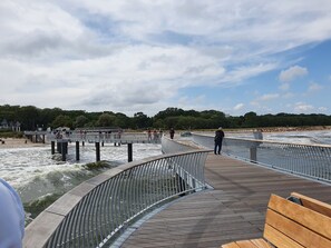 Neue Seebrücke und Strand in Koserow