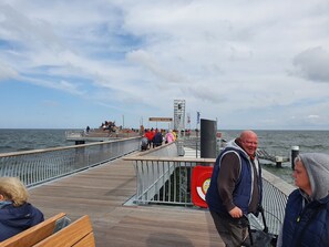 Neue Seebrücke und Strand in Koserow
