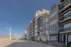 Stugans exteriör [sommar]