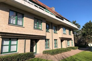 Stugans exteriör [sommar]