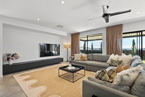 Mi Casa Su Casa - the main living room