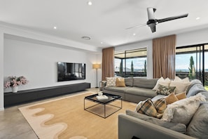 Mi Casa Su Casa - the main living room