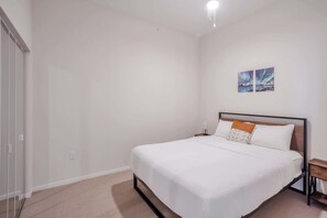 Bedroom - Queen bed