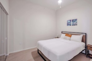 Bedroom - Queen bed