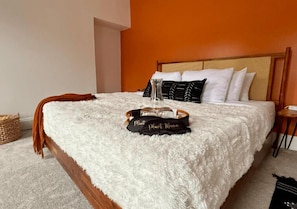 Bedroom is your cozy haven featuring premium linens, soft lighting, and stylish touches that spell luxury! Unwind in this Columbus getaway where comfort meets style 😎🌿