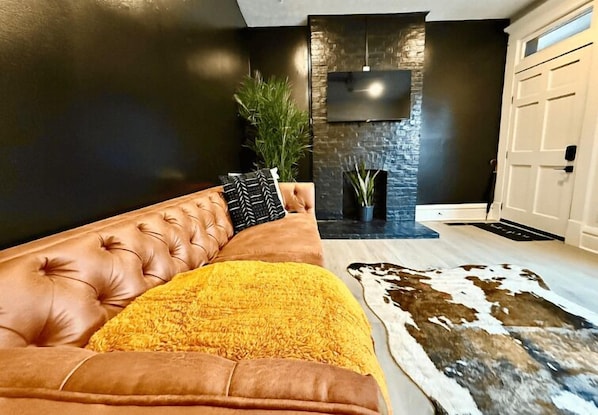 Kick back in our cozy Columbus Airbnb living room featuring a plush couch, modern decor, and a smart TV for your entertainment! Perfect for relaxing or gathering with friends 😎🌿