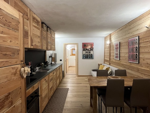 Zone Résidentielle, Arbuste, Toit, Domicile, Chalet, Allée, Biens, Siding, Aménagement Paysager, Cour