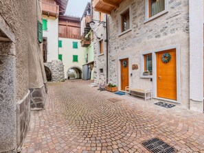 Mur, Porte, Ruelle, Béton, Pavé, Passerelle, Dalle, Pot De Fleur, Plante D'Appartement
