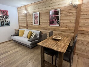 Zone Résidentielle, Arbuste, Toit, Domicile, Chalet, Allée, Biens, Siding, Aménagement Paysager, Cour