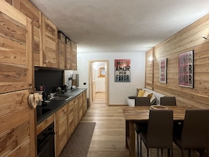 Zone Résidentielle, Arbuste, Toit, Domicile, Chalet, Allée, Biens, Siding, Aménagement Paysager, Cour