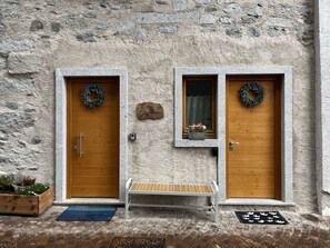 Zone Résidentielle, Arbuste, Toit, Domicile, Chalet, Allée, Biens, Siding, Aménagement Paysager, Cour
