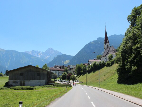 Bergforms, Berg, Hügel, Gebirge, Hochland, Haus, Bergstation, Wolke, Landschaft, Ländliches Gebiet