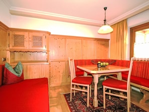 Interior Design, Möbel, Flooring, Fussboden, Decke, Zimmer, Holzbeize, Wohnzimmer, Light Fixture, Bilderrahmen