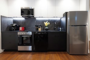 Fully equipped kitchen incl. coffee maker (kcup + drip) and coffee bar supplies.