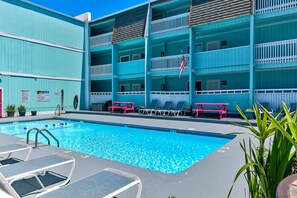 FinTastic-large-030-033-Community Pool-1500x1000-72dpi