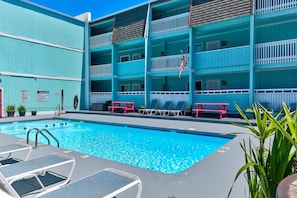 FinTastic-large-030-033-Community Pool-1500x1000-72dpi