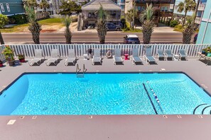 FinTastic-large-029-030-Community Pool-1500x1000-72dpi