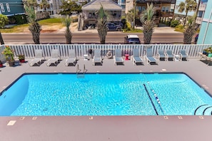FinTastic-large-029-030-Community Pool-1500x1000-72dpi