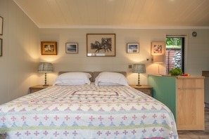 Hewie's Cottage: Zip and Link 6' Superking-sized bed