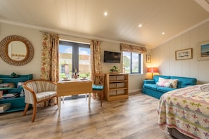 Hewie's Cottage: Tranquil space looking out onto courtyard garden